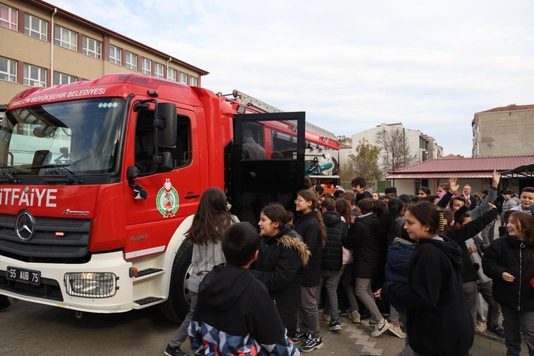 Bafra Ticaret Sanayi Odası Ortaokulu'nda nefes kesen yangın tatbikatı 7